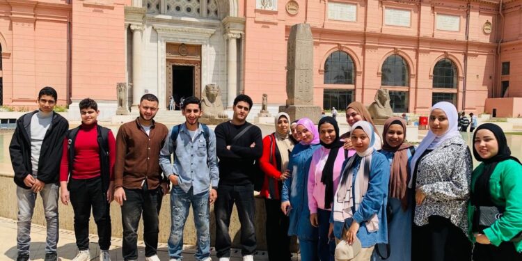 جولة “أتوبيس الفن الجميل” بالمتحف المصري تمزج بين التراث والتوعية البيئية