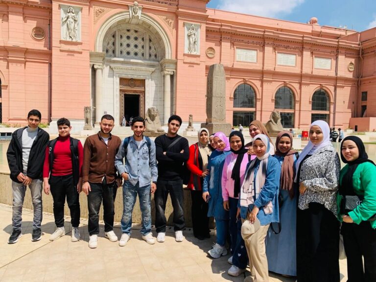 جولة “أتوبيس الفن الجميل” بالمتحف المصري تمزج بين التراث والتوعية البيئية