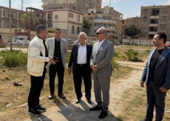 محافظ السويس يتحرك ميدانيًا لإحياء حديقة عبد الخالق ثروت ويوجه برفع القمامة وتطويرها فورًا