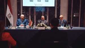 وزير الخارجية يلتقي الجالية المصرية في الكويت ويستعرض جهود رعايتهم وخدمات القنصليات