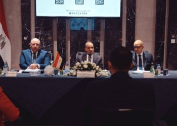 وزير الخارجية يلتقي الجالية المصرية في الكويت ويستعرض جهود رعايتهم وخدمات القنصليات