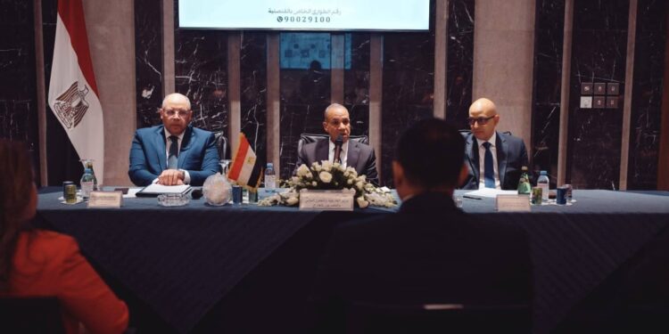 وزير الخارجية يلتقي الجالية المصرية في الكويت ويستعرض جهود رعايتهم وخدمات القنصليات