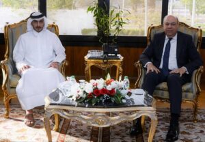 وزير الطيران المدني يبحث إنشاء مصنع لإنتاج وقود الطائرات المستدام فى مصر  بالتعاون مع مجموعة قطرية