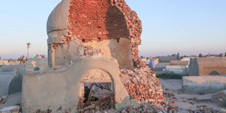 أضرحة مهملة ومشاهد متدهورة تثير الجدل في عدد من المحافظات