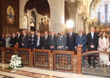 وزير العمل يشارك فى قداس عيد القيامة بالكاتدرائية المرقسية ويهنئ البابا تواضروس الثاني