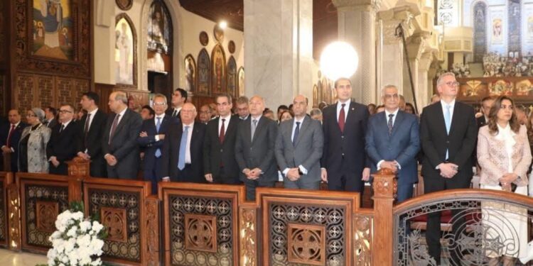 وزير العمل يشارك فى قداس عيد القيامة بالكاتدرائية المرقسية ويهنئ البابا تواضروس الثاني