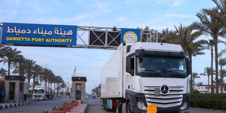 تدفق منتظم لشحنات الترانزيت عبر “الرورو” بميناء دمياط يعزز الربط التجاري بين أوروبا ودول الخليج