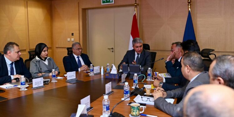 السياحة والآثار تبحث تعظيم إيرادات المتحف المصري الكبير وتطوير خدماته