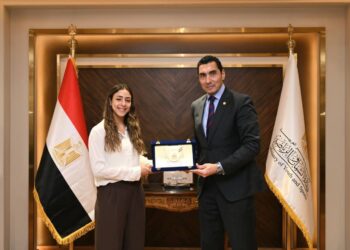 وزير الشباب والرياضة يكرم هانيا الحمامي بعد تتويجها ببطولة الجونة للاسكواش