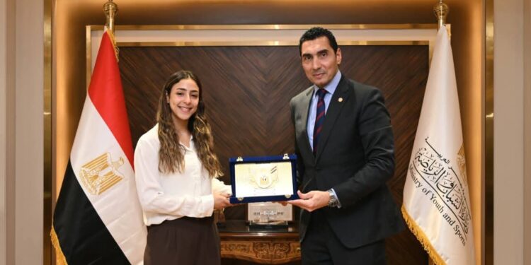 وزير الشباب والرياضة يكرم هانيا الحمامي بعد تتويجها ببطولة الجونة للاسكواش