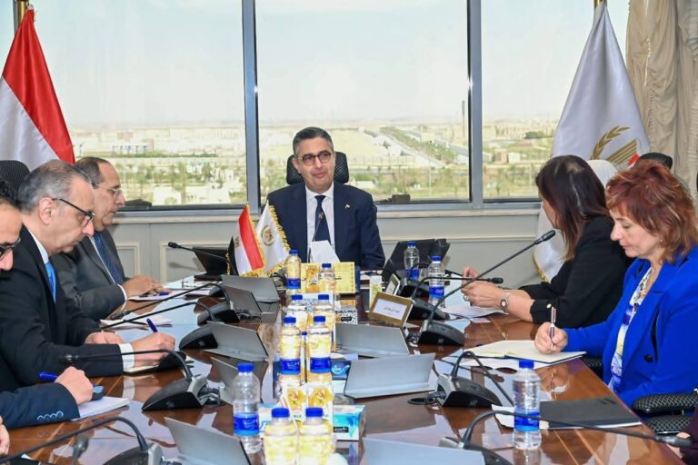 تعزيز التعاون مع برنامج الأغذية العالمي لدعم الأمن الغذائي