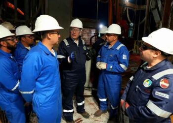 وزير البترول يتفقد سير العمل بالوردية الليلية بالحفار EDC 73 بالصحراء الغربية ويبيت مع العاملين