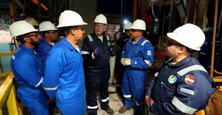 وزير البترول يتفقد سير العمل بالوردية الليلية بالحفار EDC 73 بالصحراء الغربية ويبيت مع العاملين