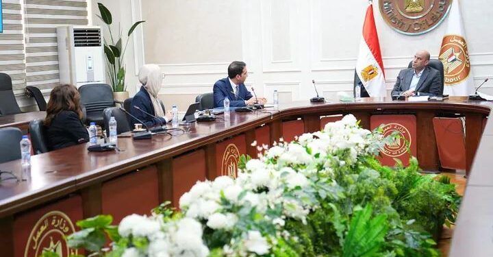 لدعم التدريب المهني وتأهيل الشباب لسوق العمل.. وزير العمل يلتقي وفد مبادرة “الاستثمار من أجل التوظيف”