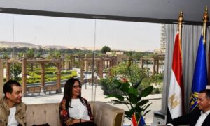 محافظ أسوان ووزيرة الثقافة يبحثان تعزيز الحراك الثقافي واستثمار التراث في دعم السياحة والتنمية