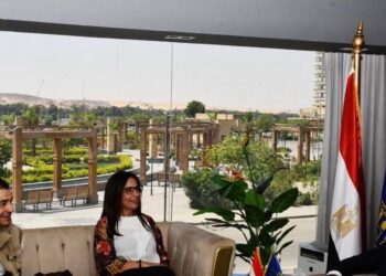 محافظ أسوان ووزيرة الثقافة يبحثان تعزيز الحراك الثقافي واستثمار التراث في دعم السياحة والتنمية