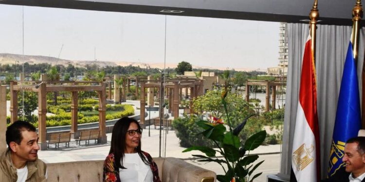 محافظ أسوان ووزيرة الثقافة يبحثان تعزيز الحراك الثقافي واستثمار التراث في دعم السياحة والتنمية