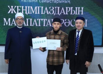 تكريم أوائل اللغة العربية بجامعة «نور مبارك» تقديرًا للتميز العلمي وتعزيزًا للهوية الثقافية