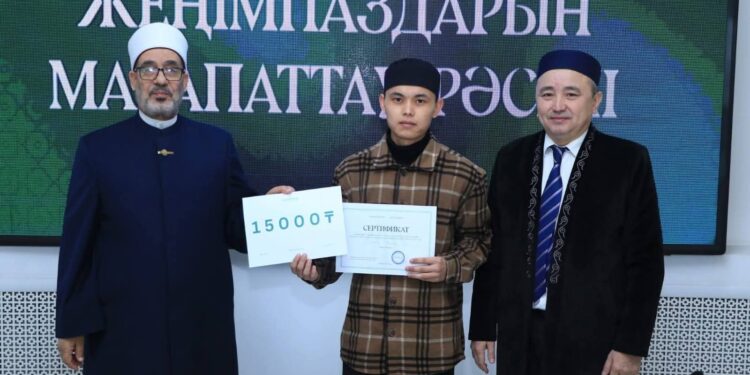 تكريم أوائل اللغة العربية بجامعة «نور مبارك» تقديرًا للتميز العلمي وتعزيزًا للهوية الثقافية