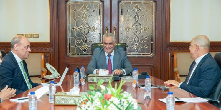 وزير الإنتاج الحربي يبحث مع رئيس اتحاد الصناعات سبل تعزيز التصنيع المحلي وتوطين التكنولوجيا