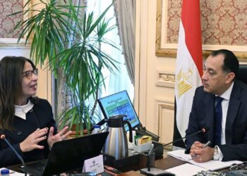 مدبولي يستعرض مع وزيرة الثقافة خطة تعزيز القوة الناعمة وتحقيق العدالة الثقافية