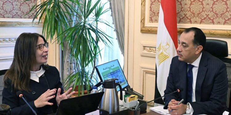 مدبولي يستعرض مع وزيرة الثقافة خطة تعزيز القوة الناعمة وتحقيق العدالة الثقافية