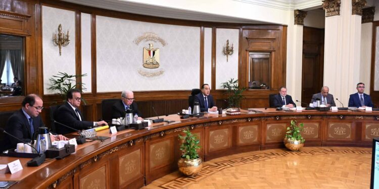 مدبولي يوجه بإطلاق مبادرة للتحول للطاقة الشمسية والعودة للمواعيد الطبيعية لعمل المحال التجارية