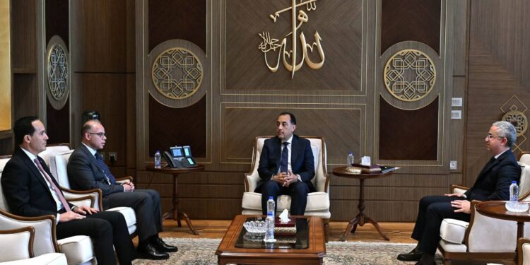 رئيس الوزراء يصدر قراراً بتعيين محمد عوض رئيساً تنفيذياً لهيئة الاستثمار وإيمان منصور نائباً له