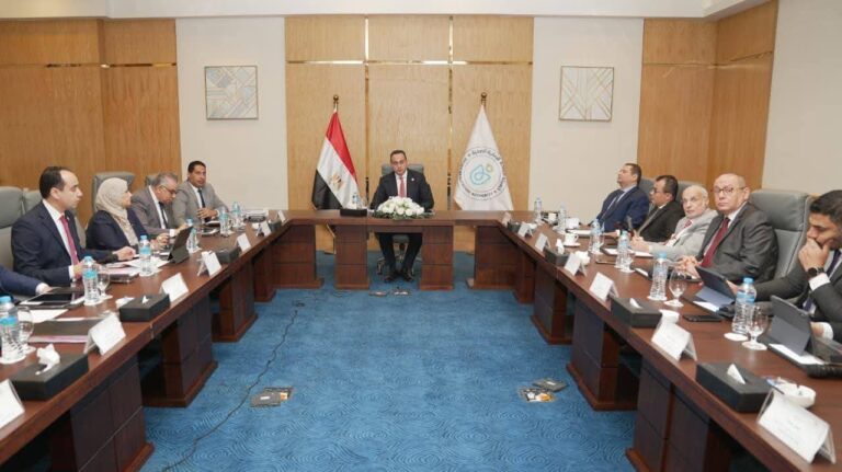 توسيع خدمات الرعاية الصحية وتعزيز الكوادر