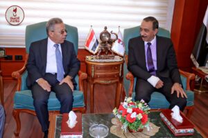 محافظ سوهاج يستقبل النقيب العام لأطباء مصر