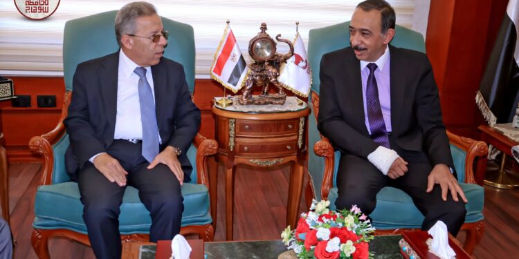 محافظ سوهاج يستقبل النقيب العام لأطباء مصر