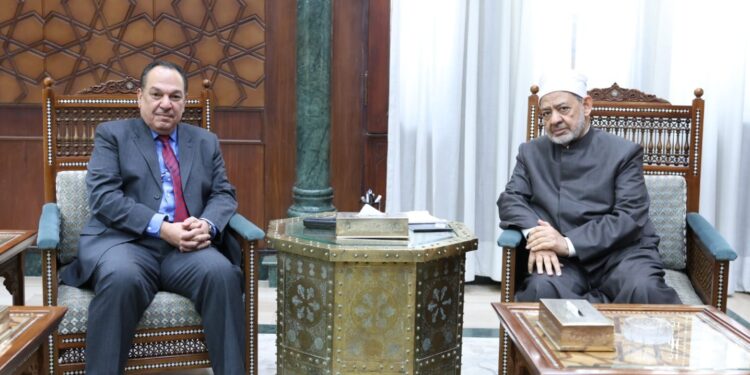 شيخ الأزهر يستقبل السفير الكويتي لدى القاهرة لبحث سبل تعزيز التعاون المشترك