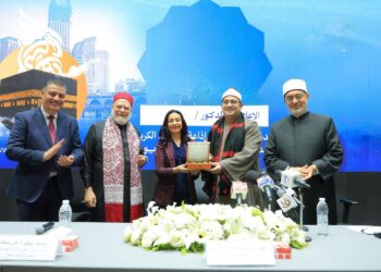 لفتة تقدير .. درع تكريمي للقارئ العالمي محمود الشحات أنور من وزارة التضامن الاجتماعي