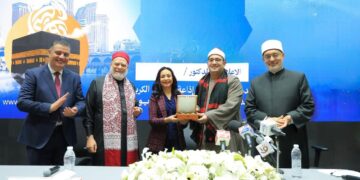 لفتة تقدير .. درع تكريمي للقارئ العالمي محمود الشحات أنور من وزارة التضامن الاجتماعي