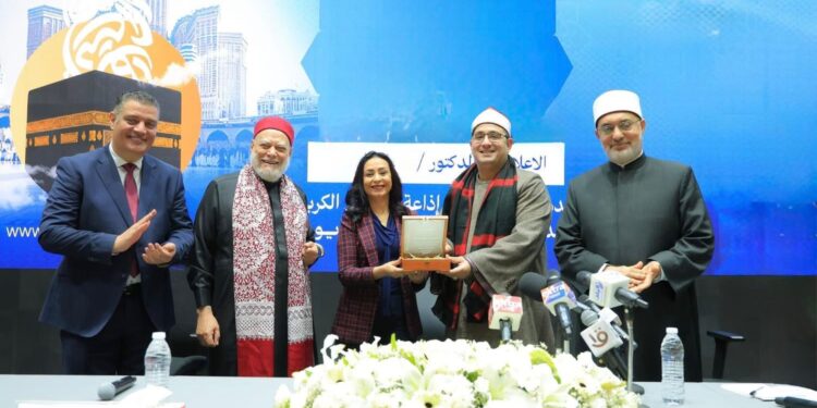 لفتة تقدير .. درع تكريمي للقارئ العالمي محمود الشحات أنور من وزارة التضامن الاجتماعي