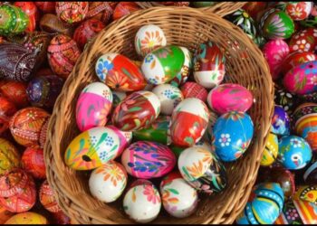 ألوان من المطبخ.. طرق تلوين بيض شم النسيم بالكركم والكركديه والبنجر