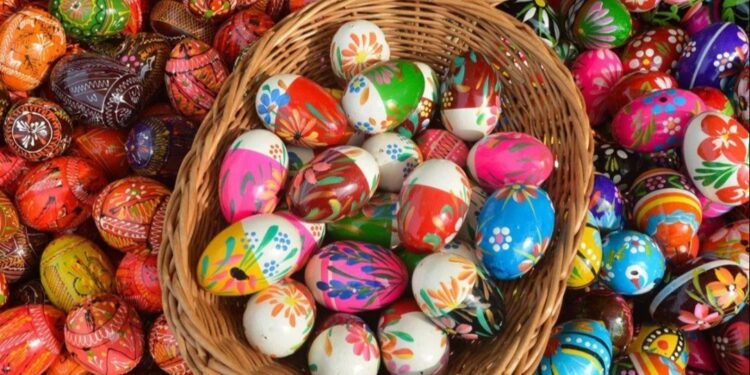 ألوان من المطبخ.. طرق تلوين بيض شم النسيم بالكركم والكركديه والبنجر