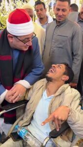 القاريء العالمي الشيخ محمود الشحات أنور يلفت الأنظار بلقطة إنسانية مع شاب من ذوي الهمم