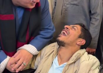 القاريء العالمي الشيخ محمود الشحات أنور يلفت الأنظار بلقطة إنسانية مع شاب من ذوي الهمم