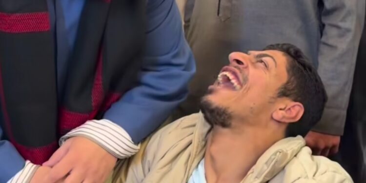 القاريء العالمي الشيخ محمود الشحات أنور يلفت الأنظار بلقطة إنسانية مع شاب من ذوي الهمم