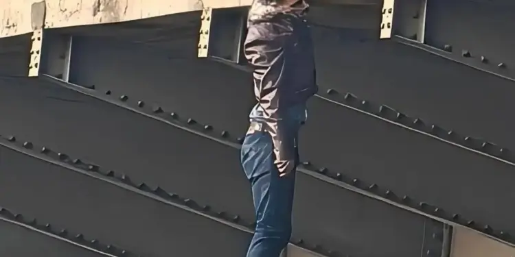 يعاني من أزمة نفسية.. تفاصيل عن انتحار سائق أوبر على كوبري المظلات