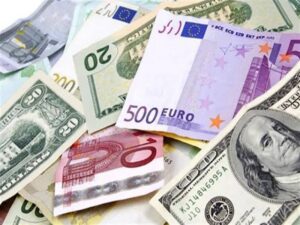 تباين وتحركات حذرة في أسعار العملات الأجنبية أمام الجنيه اليوم