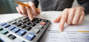 موازنة 2026/2027: زيادة الأجور 21% وتوسيع الحماية الاجتماعية