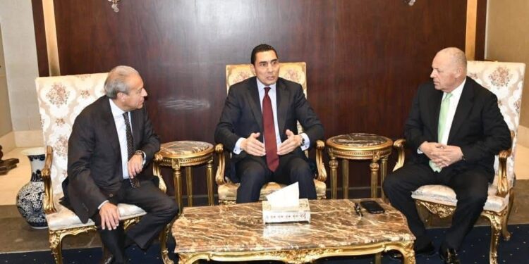 وزير الرياضة يؤازر المنتخب أمام روسيا
