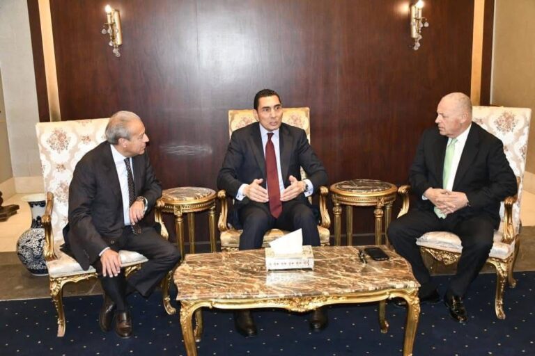 وزير الرياضة يؤازر المنتخب أمام روسيا
