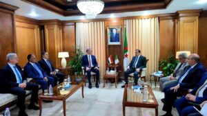 وزير البترول يبحث مع نظيره الجزائري تعزيز الشراكة الاستراتيجية في قطاع الطاقة