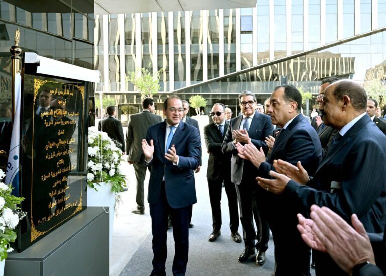 مدبولي يفتتح أول مركز للخدمات الضريبية المميزة ويطلق رسالة طمأنة لمجتمع الأعمال