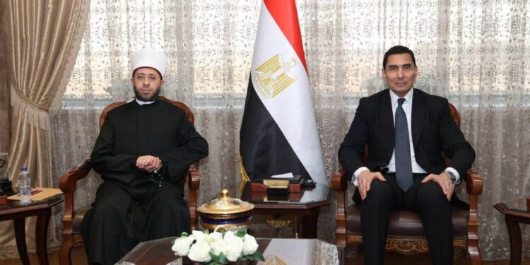 وزيرا الشباب والرياضة والأوقاف يبحثان آليات التعاون المشترك وتطوير المنشآت