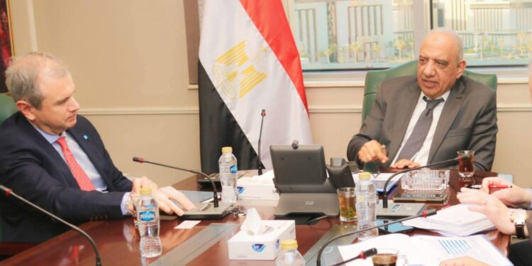 وزير الكهرباء يبحث مع “الكازار” الإماراتية مستجدات تنفيذ مشروعات طاقة الرياح بقدرة 1500 ميجاوات