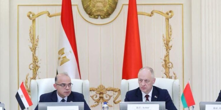 وزيرا الاستثمار بمصر وبيلاروسيا يبحثان تعزيز تواصل مجتمع الأعمال وتوطين الصناعات الثقيلة